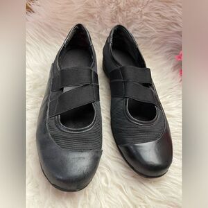 Munro American Black Leather Slip-On Shoes Elastic Band Insteps 8